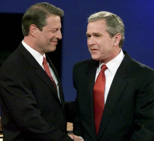 Al Gore en George W. Bush bij aanvang van een tv-debat.