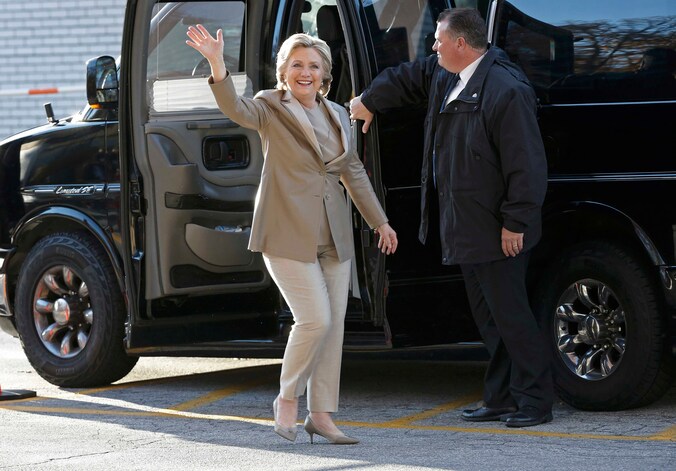 Hillary Clinton komt aan bij het kiesbureau in Chappaqua (New York) om haar stem uit te brengen.