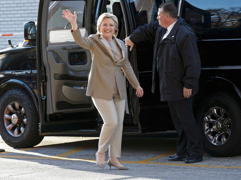 Hillary Clinton komt aan bij het kiesbureau in Chappaqua (New York) om haar stem uit te brengen.