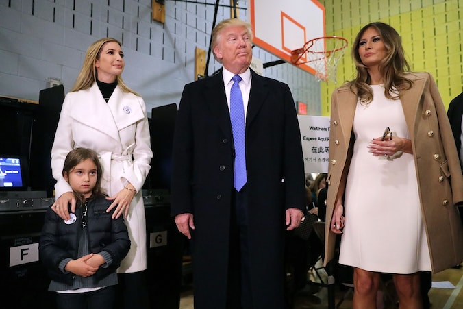 Ivanka Trump met haar dochtertje Arabella Rose, naast haar vader Donald Trump en zijn vrouw Melania op de dag van de Amerikaanse verkiezingen.