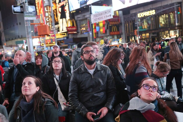 Amerikanen volgen de resulaten op Times Square.