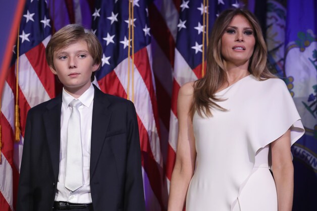 Barron Trump en zijn moeder Melania.