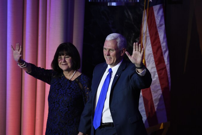 Mike Pence en zijn echtgenote Karen, bij de overwinningstoespraak van Donald Trump in New York.