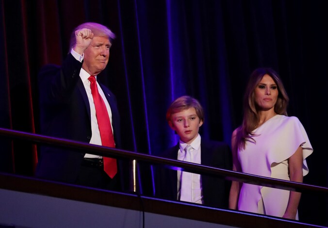 Donald Trump met zijn jongste zoon Barron en vrouw Melania op 9 november, toen net bekend was geraakt dat hij de presidentsverkiezingen had gewonnen.