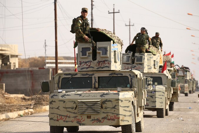 Peshmergatroepen rijden de Irakese stad Bahiqa, ten zuiden van Mosoel binnen.