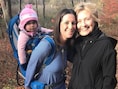 Margot Gerster samen met haar dochtertje en Hillary Clinton. De foto werd gemaakt door oud-president Bill Clinton.