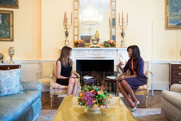 Melania Trump op de thee bij Michelle Obama in het Witte Huis.