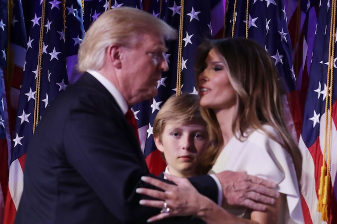 Barron Trump tussen zijn ouders Donald en Melania.