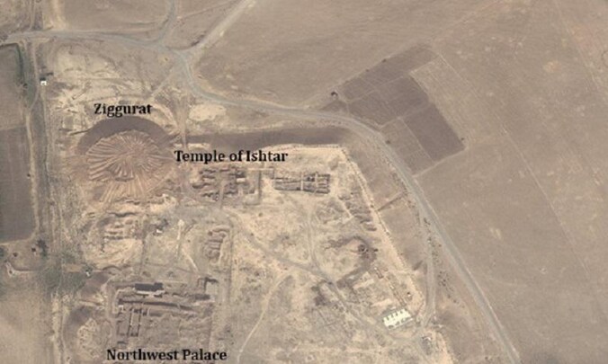 De vernietigde ziggurat van Nimrud (linksboven).