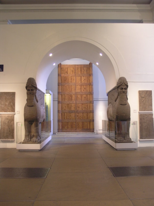 Gevleugelde leeuwen met mensenhoofd en reliëfs uit Nimrud met de Poort van Balawat.