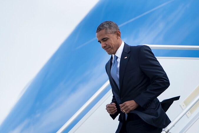 Barack Obama stapt uit de Air Force One in Athene. Zijn bezoek aan Griekenland is de laatste Europese reis als Amerikaans president.