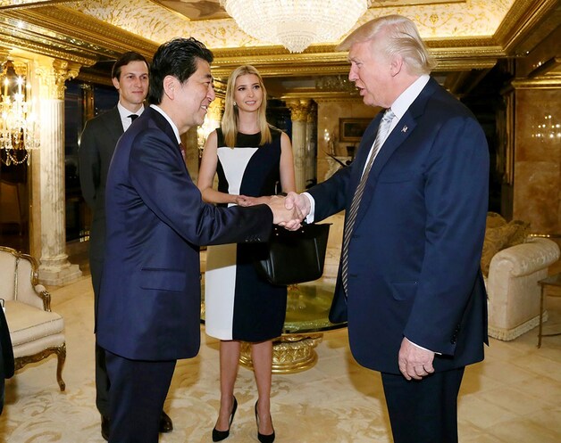 Dat Donald Trump de Japanse premier Shinzo Abe ontmoette in het bijzin van zijn dochter Ivanka en schoonzoon Jared zorgde ook al voor bezorgdheid over de invloed die Trumps familie zou krijgen op de officiële taken van de president.