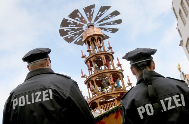 Agenten bij kerstmarkt in Rostock