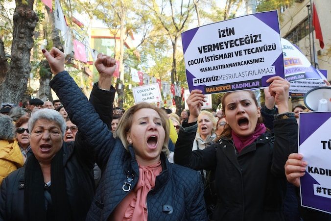 Turkse vrouwen protesteren tegen het omstreden Turks wetsvoorstel.