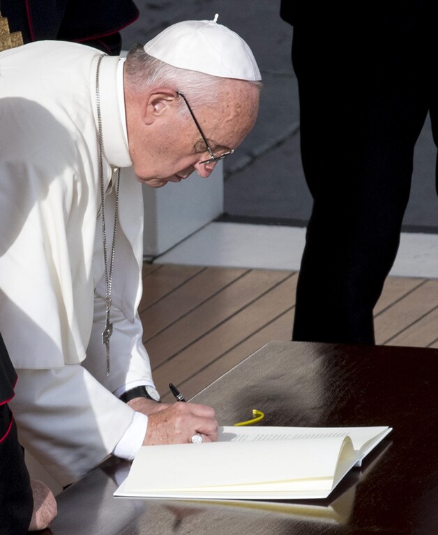 Paus Franciscus tekent documenten ter afsluiting van het Heilige Jaar.