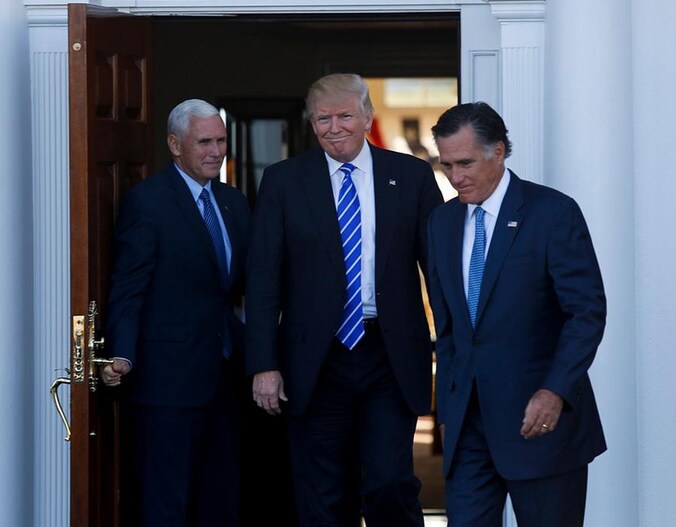 Toekomstig vicepresident Mike Pence, president-elect Donald Trump en Mitt Romney