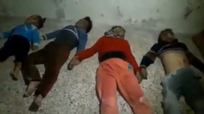 Een beeld uit een video die werd gemaakt op 20 november. Op de grond liggen de lichamen van vier kinderen die gestorven zouden zijn ten gevolge van een aanval met chloorgas in Aleppo.