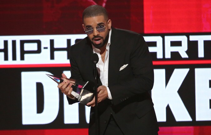 Drake ontvangt de prijs voor favoriete artiest.