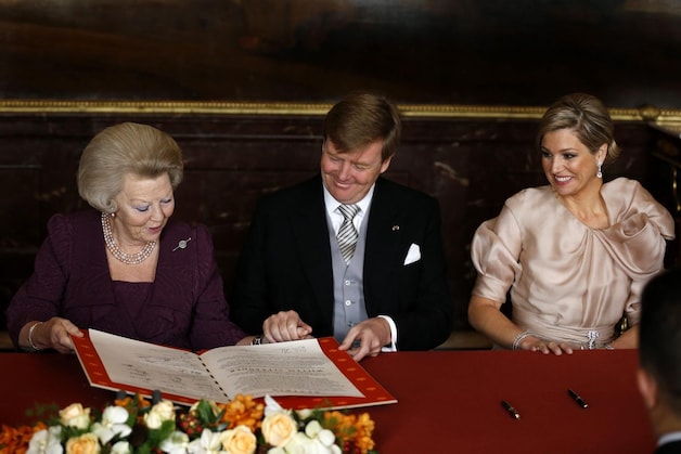 Koningin Beatrix en Willem-Alexander tijdens de troonswisseling in 2013