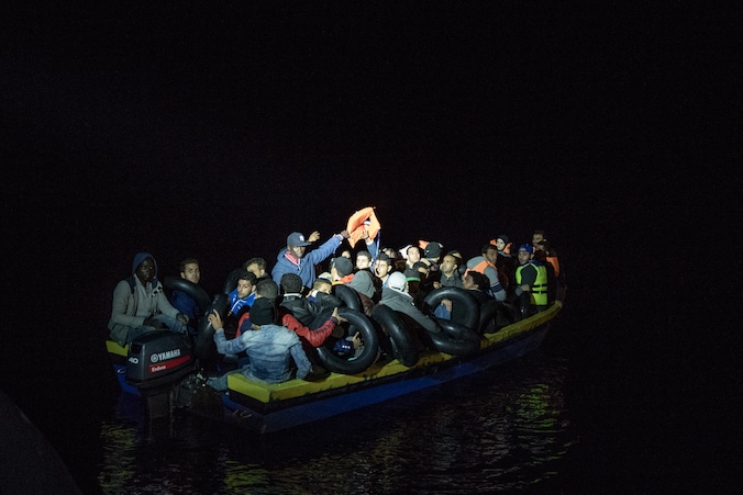 Vluchtelingen in een houten bootje voor de kust van Pozzollo, eind november vorig jaar.