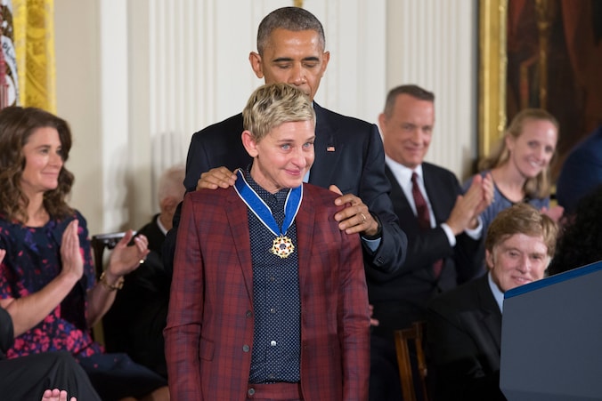 Obama overhandigt TV-persoonlijkheid Ellen DeGeneres de 'Presidential Medal of Freedom'.