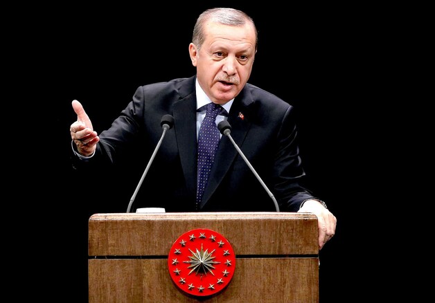 De Turkse president Erdogan zei gisteren dat het oordeel van het parlement voor hem geen waarde heeft. Hij beschuldigde Europa er opnieuw van de kant van terroristische organisaties te kiezen.