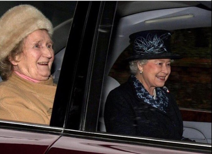 Koningin Elizabeth II (rechts) en Margaret Rhodes (links)