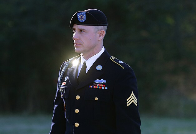 Sergeant Bowe Bergdahl gzat naar zijn verhoor.