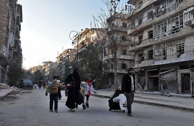 Syrisch gezin op de vlucht in het oostelijk deel van Aleppo.