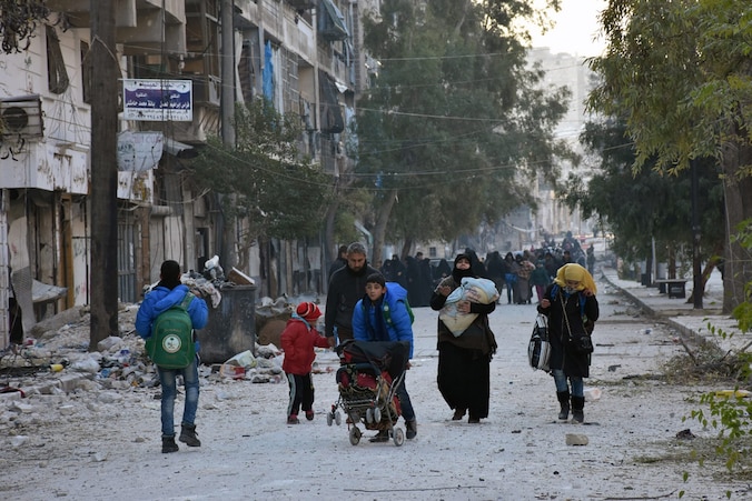 Mensen proberen uit Aleppo weg te vluchten.