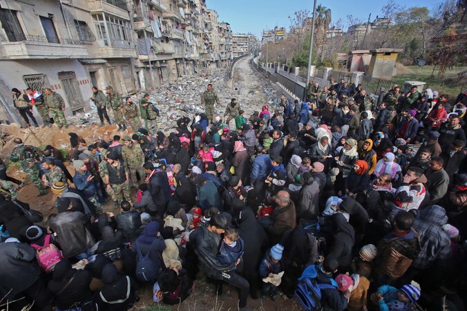 Syriërs vluchten massaal weg uit Oost-Aleppo.