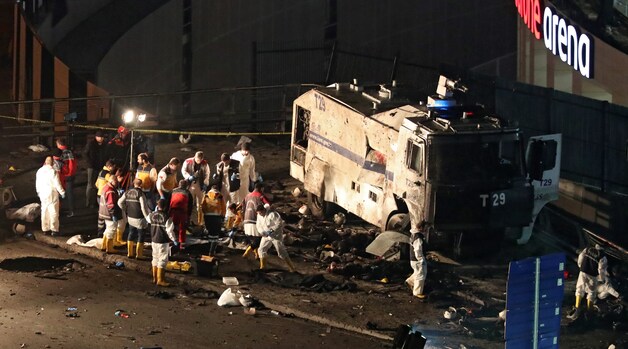 10 december: verschillende explosies aan het stadion van voetbalploeg Besiktas, Istanboel.