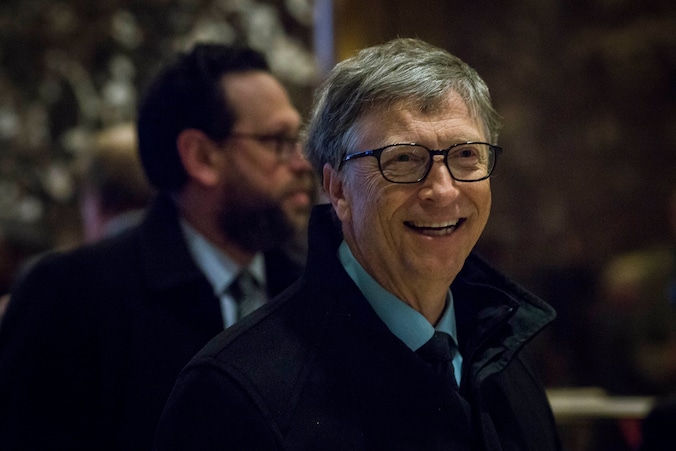 Bill Gates komt aan in de Trump Tower in New York.