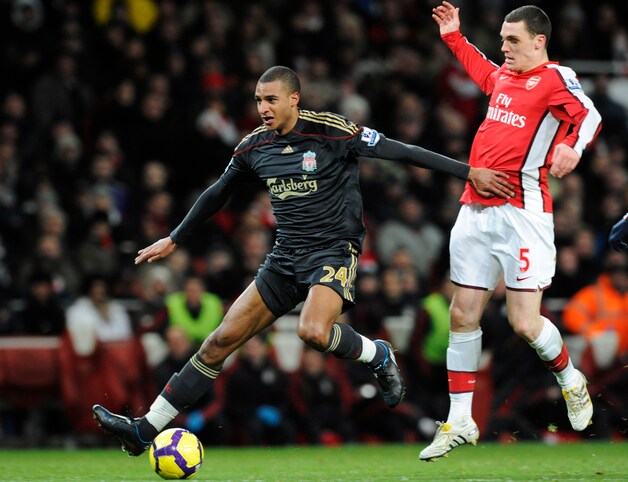 Ngog in 2010 met Bolton Wanderers, in duel met Vermaelen.