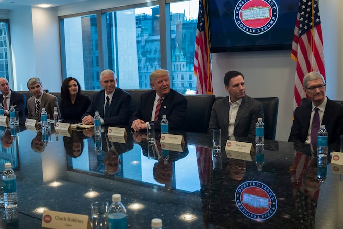 Donald Trump ontmoet afgevaardigden van grote technologiebedrijven.