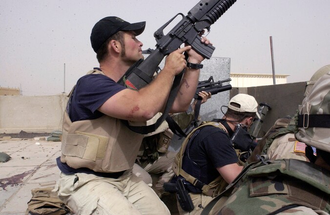 Beveiligers van Blackwater in Irak. Foto uit 2004.