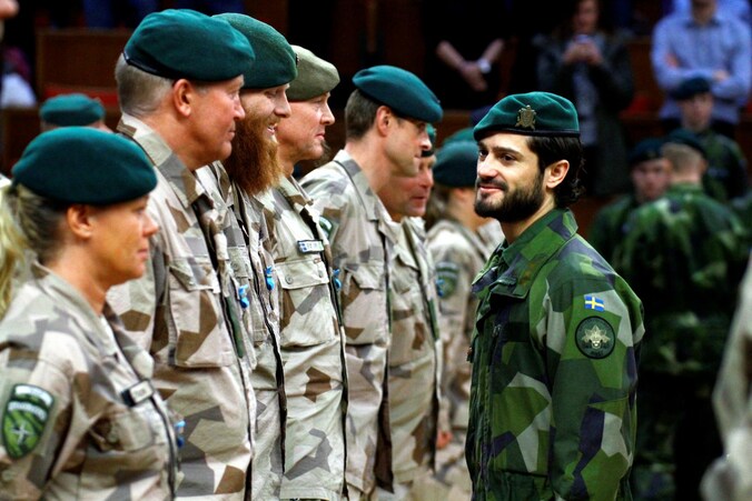 Prins Carl Philip groet teruggekeerde soldaten uit Afghanistan