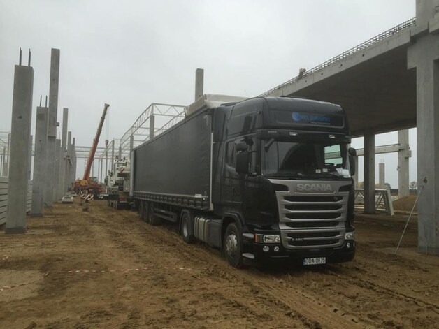 Op de website en de Facebookpagina van het bedrijf staat een foto van de vrachtwagen met dezelfde nummerplaat als die waarmee de aanslag in Berlijn gebeurd is.