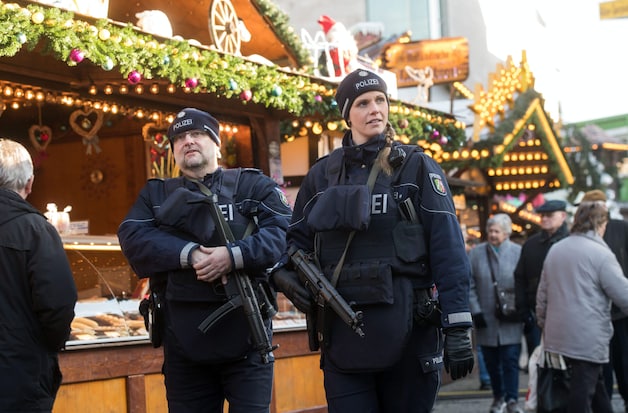 Een politiepatrouille op de kerstmarkt in Dortmund.