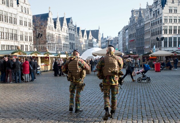 Militairen houden in Antwerpen een oogje in het zeil.