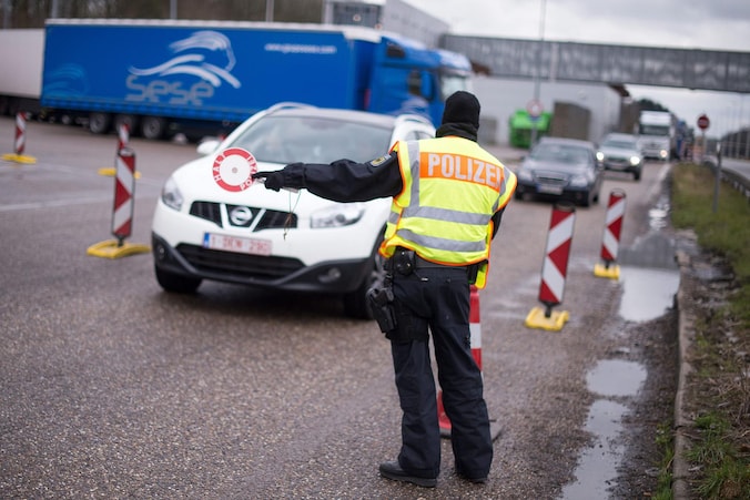Archiefbeeld van verscherpte grenscontroles aan de Duits-Belgische grens op 23 maart, een dag na de aanslagen in ons land.