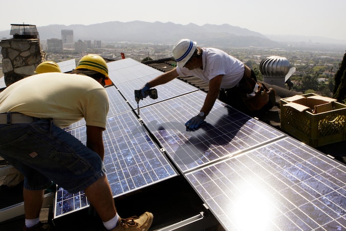 Technici plaatsen zonnepanelen op dak in het Californische Glendale.