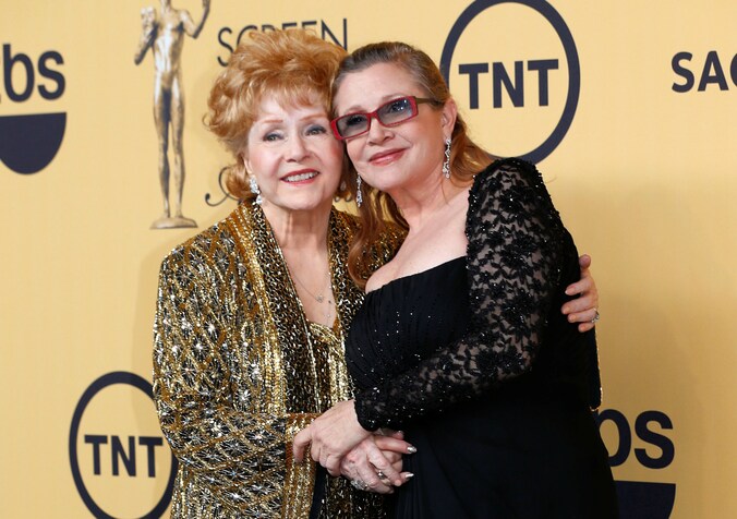Debbie Reynolds (links) en Carrie Fisher in 2015.