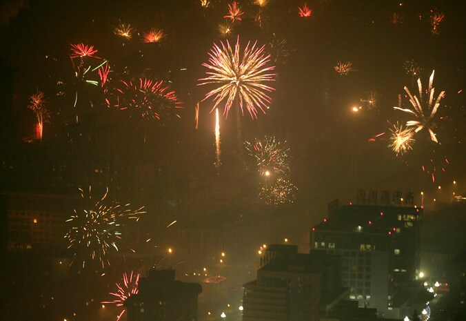 Vuurwerk in een vervuild Peking.