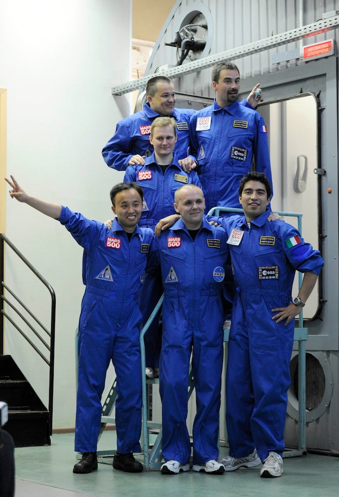 Slechts een van deze zes mannen hield zich anderhalf jaar lang aan een normaal slaappatroon.