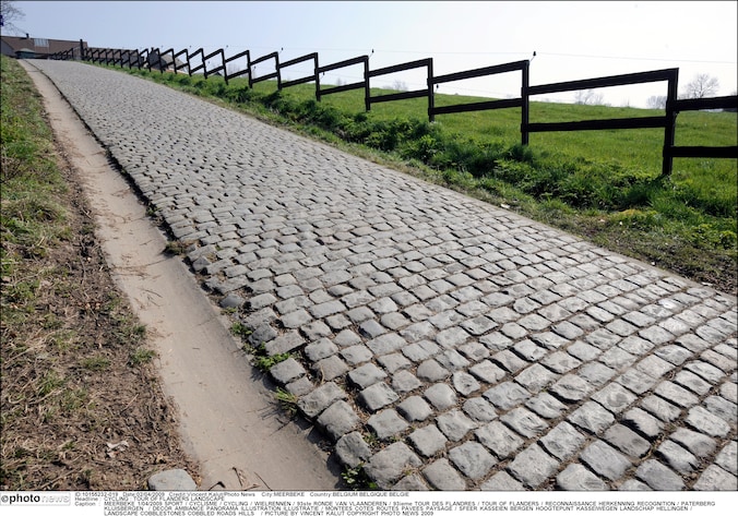 De renners moeten in de finale onder meer over deze Paterberg.