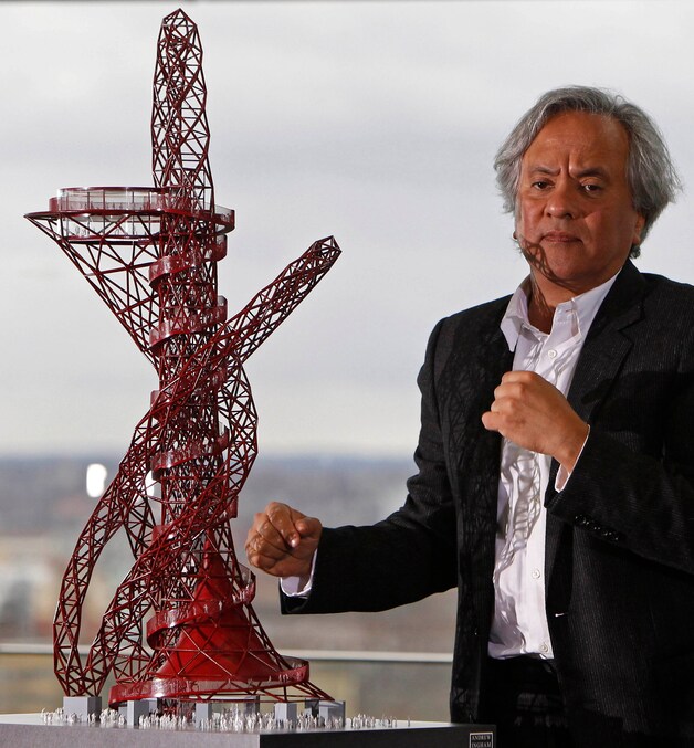 Kunstenaar Anish Kapoor stelt zijn gedurfd ontwerp voor.