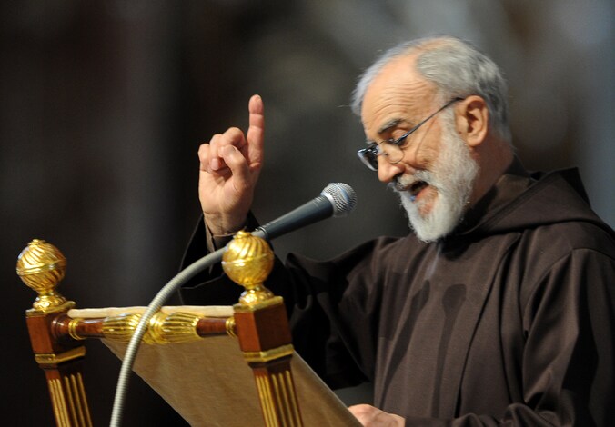 Cantalamessa tijdens zijn omstreden homilie.