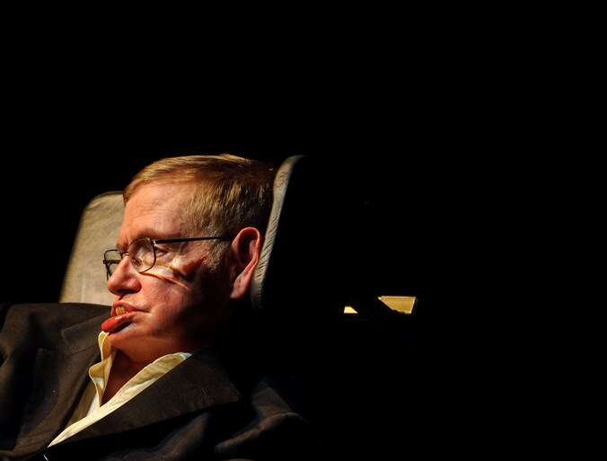 De Brit Stephen Hawking heeft een neurologische aandoening waardoor hij in een rolstoel zit en communiceert via een spraakcomputer.