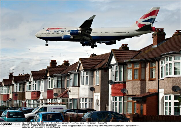 Heathrow is omringd door woonwijken wat uitbreiden erg moeilijk maakt.